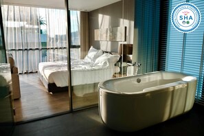 In-room safe, blackout drapes, soundproofing, iron/ironing board - Neca Reiche Hotel (Hat Yai)