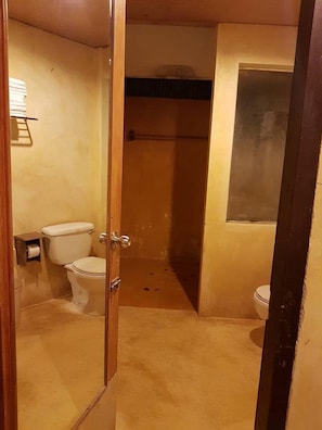 Bungalow | Baño | Regadera, amenidades de baño gratuitas, toallas