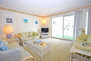 Condo, 2 habitaciones | Área de sala de estar