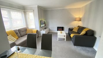 Smart TV, fireplace, stereo