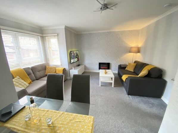 Smart TV, fireplace, stereo