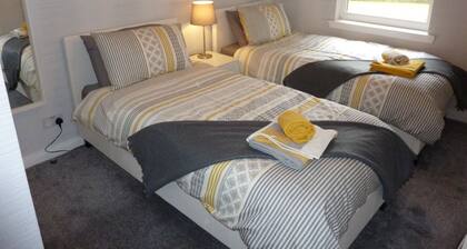 Lovely Paisley Central Location - 2 bedroom apartment. Sleeps 4 Adults