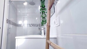 Cabezal de ducha tipo lluvia, secador de pelo, toallas, jabón