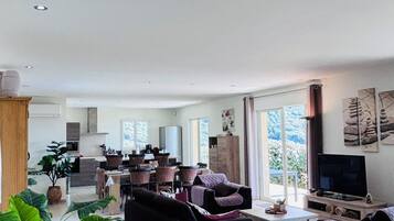 Televisio, kirjoja, stereot