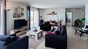 Televisie, boeken en een stereo