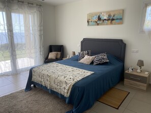 3 bedrooms, iron/ironing board, free WiFi, bed sheets - Waterfront villa - Access to a SUPERB cove - Jacuzzi (optional)  (Calcatoggio)