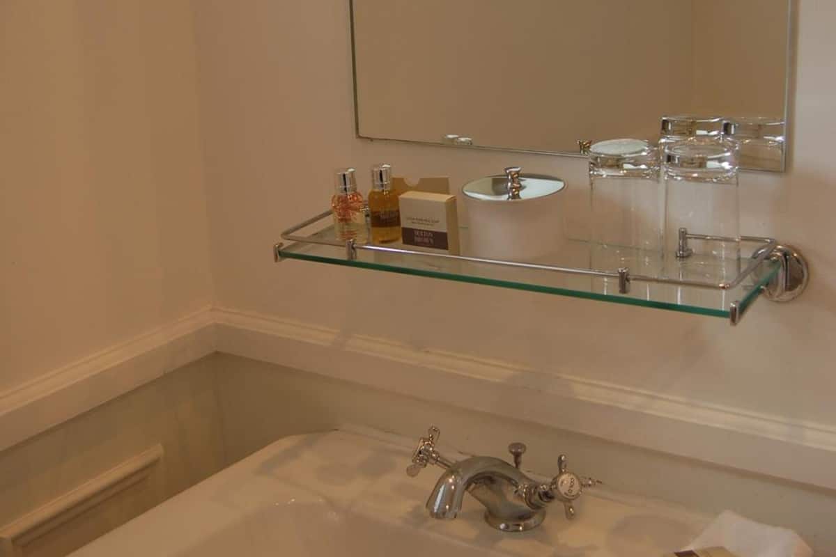 combined shower/bathtub, free toiletries, hair dryer, towels