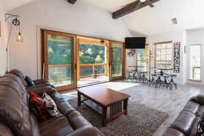 House, 4 Bedrooms | Living area