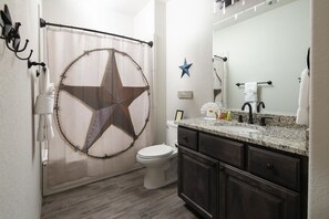 Talo, 4 makuuhuonetta | Kylpyhuone | Kylpyamme, pyyhkeet