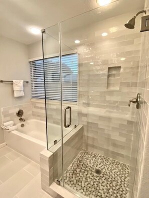 Condo, 2 habitaciones | Baño | Toallas