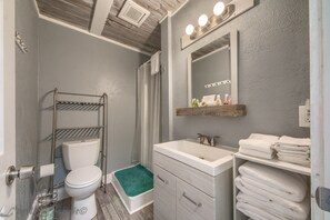 House, 3 Bedrooms | Bathroom