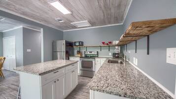 House, 3 Bedrooms | Private kitchen | Fridge, oven, coffee/tea maker, toaster