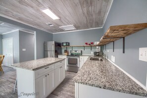 House, 3 Bedrooms | Private kitchen