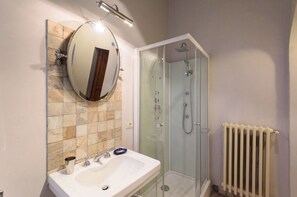 Dusche, Haartrockner, Bidet, Handtücher