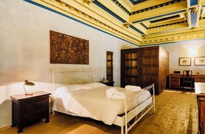 1 soverom, safe på rommet, strykejern/-brett og wi-fi (inkludert)