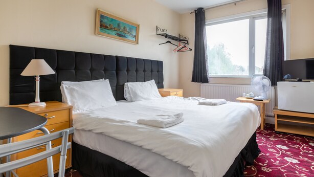 Standard Double or Twin Room | Desk, laptop workspace, iron/ironing board (on request), WiFi (free) - Euro Hotel Harrow (Harrow)