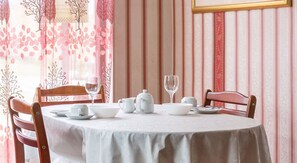 Tägliches inbegriffenes kontinentales Frühstück