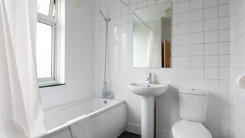 Standard Double or Twin Room | Bathroom
