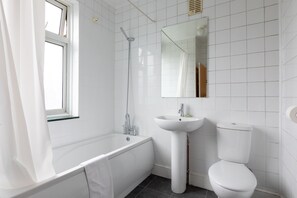 Standard Double or Twin Room | Bathroom | Free toiletries, hair dryer, towels - Euro Hotel Harrow (Harrow)