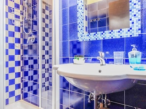 Doppel- oder Zweibettzimmer | Badezimmer | Dusche, kostenlose Toilettenartikel, Haartrockner, Bidet