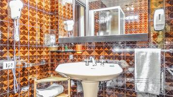 Dusche, kostenlose Toilettenartikel, Haartrockner, Bidet