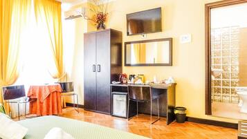 Vierbettzimmer | Minibar, Zimmersafe, Schreibtisch, Bügeleisen/Bügelbrett