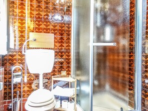 Ducha, artículos de tocador gratuitos, secador de pelo, bidet