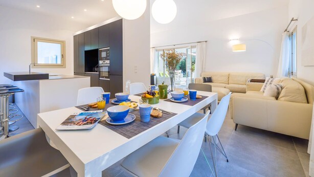 Un espacio habitable moderno con comedor, cocina y zona de estar.