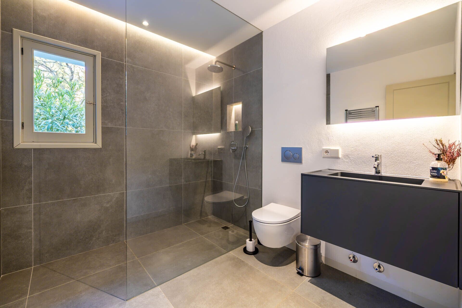 Bathtub, hair dryer, towels
