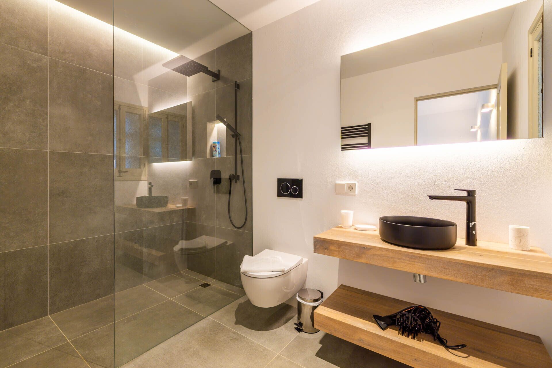 Baignoire, séchoir à cheveux, serviettes fournies