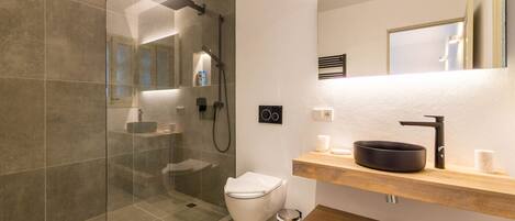 Baignoire, séchoir à cheveux, serviettes fournies