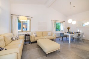 Téléviseur, lecteur de DVD, table de ping-pong