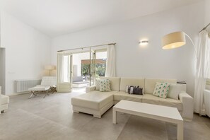 TV, DVD player, ping pong - Hipocamp La Font (Pollensa)