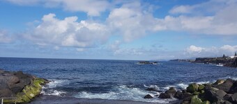 EasSeaside Azores Villa - luonnollisella uima-altaalla, patio ja grilli