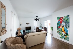 Una Smart TV, un reproductor de DVD