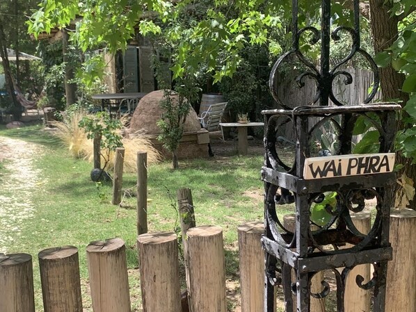 المنطقة المحيطة بالمنشأة