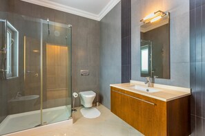 Bathtub, hair dryer, towels