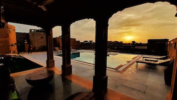 Una piscina al aire libre