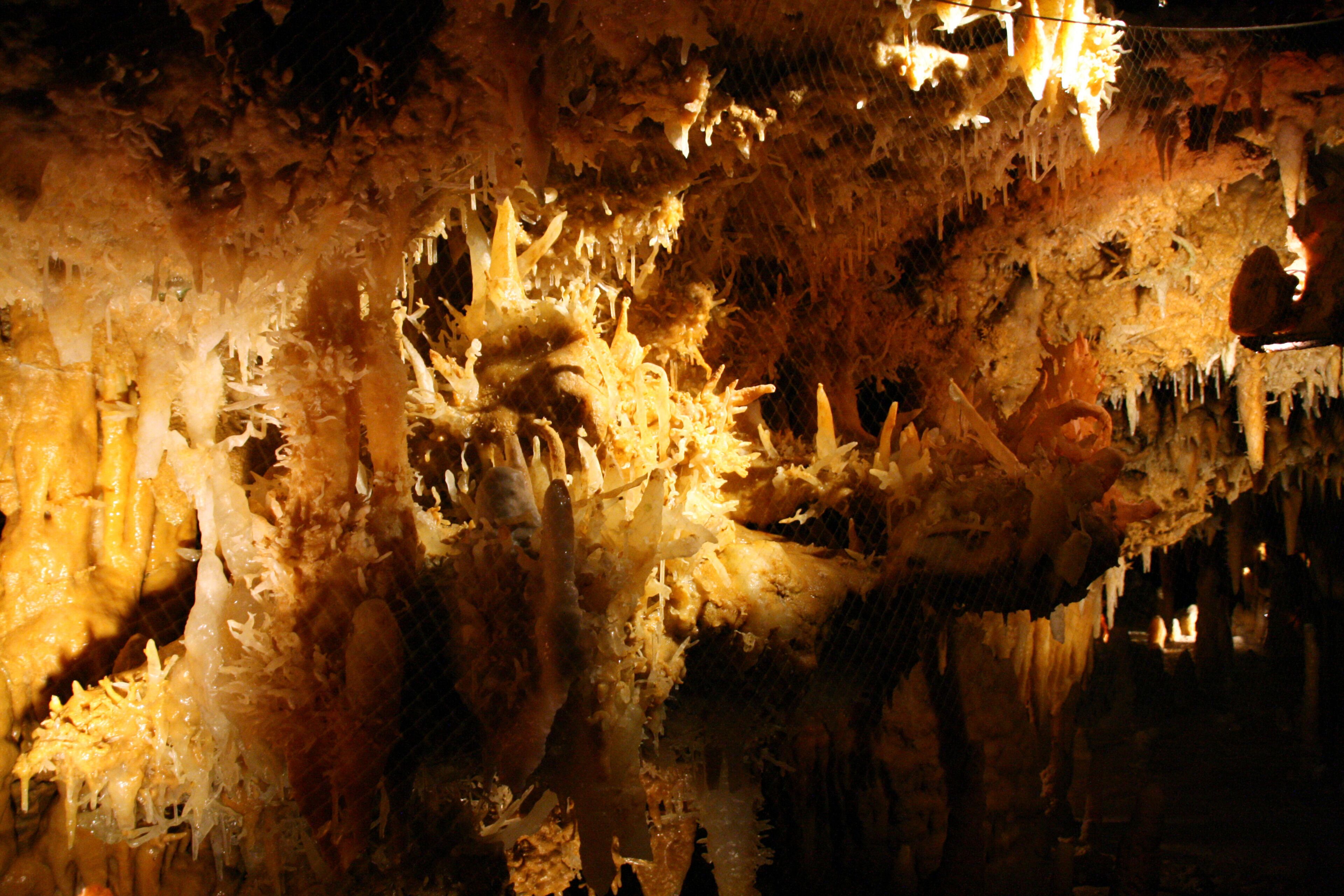 Una cueva con estalactitas y estalagmitas.
