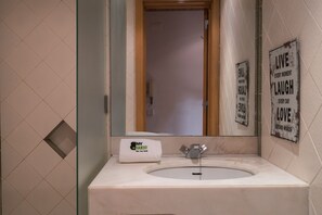Baignoire, sĂšche-cheveux, serviettes fournies