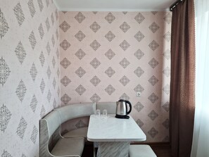 Kahden hengen huone (Large) | Silitysrauta/-lauta, ilmainen Wi-Fi, vuodevaatteet