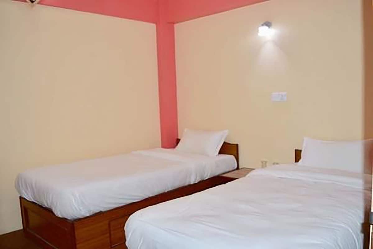 Standard Double or Twin Room, 1 Double Bed, Private Bathroom, Courtyard View | Desk, soundproofing, WiFi (free), bed sheets
