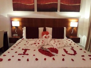 Escritorio, sistema de insonorización, wifi gratis y ropa de cama