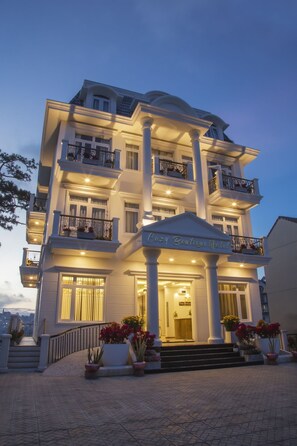 Front of property – evening/night - Cozy Boutique Da Lat Hotel (Da Lat)