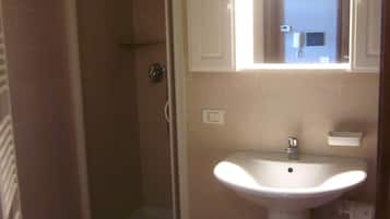 Shower, perlengkapan mandi gratis, pengering rambut, dan kloset