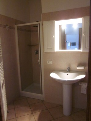 Shower, free toiletries, hair dryer, bidet - Residence la Quiete (Guarene)