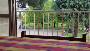 A balcony with a view of a park and a street. - Residence la Quiete (Guarene)