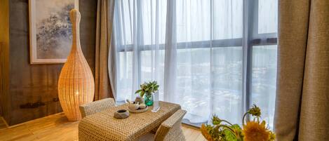 Premium-Zimmer, 1 King-Bett | Schreibtisch, Verdunkelungsvorhänge, kostenloses WLAN