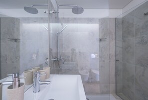 Ducha y secador de pelo