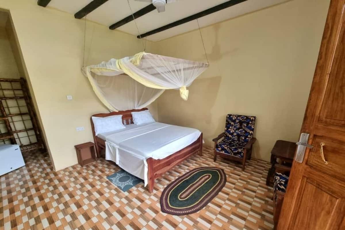 Escritorio, wifi gratis, ropa de cama y acceso para silla de ruedas